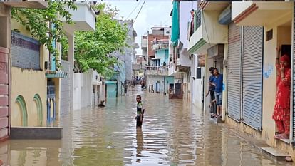 Prayagraj Flood: Ganga-Yamuna in spate in Prayagraj, water entered many villages, forces engaged in relief and