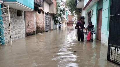 Prayagraj Flood : प्रयागराज में गंगा-यमुना उफान पर, करेली के कई मोहल्ले जलमग्न, राहत और बचाव में जुटी फोर्स Prayagraj Flood: Ganga-Yamuna in spate in Prayagraj, water entered many villages, forces engaged in relief and