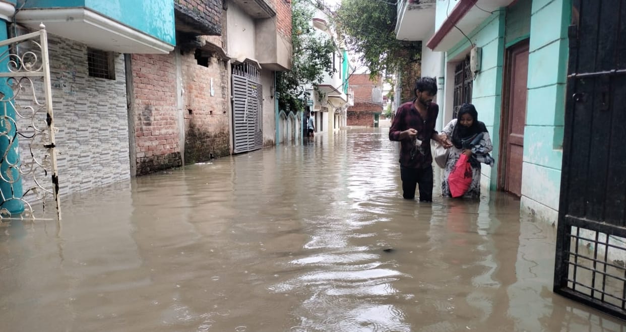 Prayagraj Flood: Ganga-Yamuna in spate in Prayagraj, water entered many villages, forces engaged in relief and