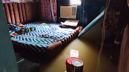 Prayagraj Flood : प्रयागराज में गंगा-यमुना उफान पर, करेली के कई मोहल्ले जलमग्न, राहत और बचाव में जुटी फोर्स Prayagraj Flood: Ganga-Yamuna in spate in Prayagraj, water entered many villages, forces engaged in relief and