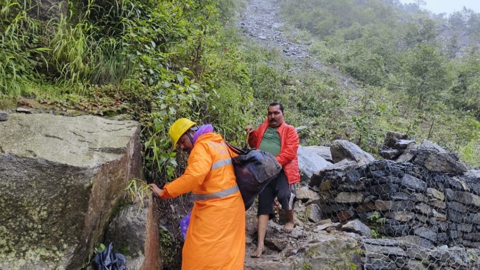 Kedarnath Disaster Rescue 305 people evacuated from Gaurikund today three bridges swept away