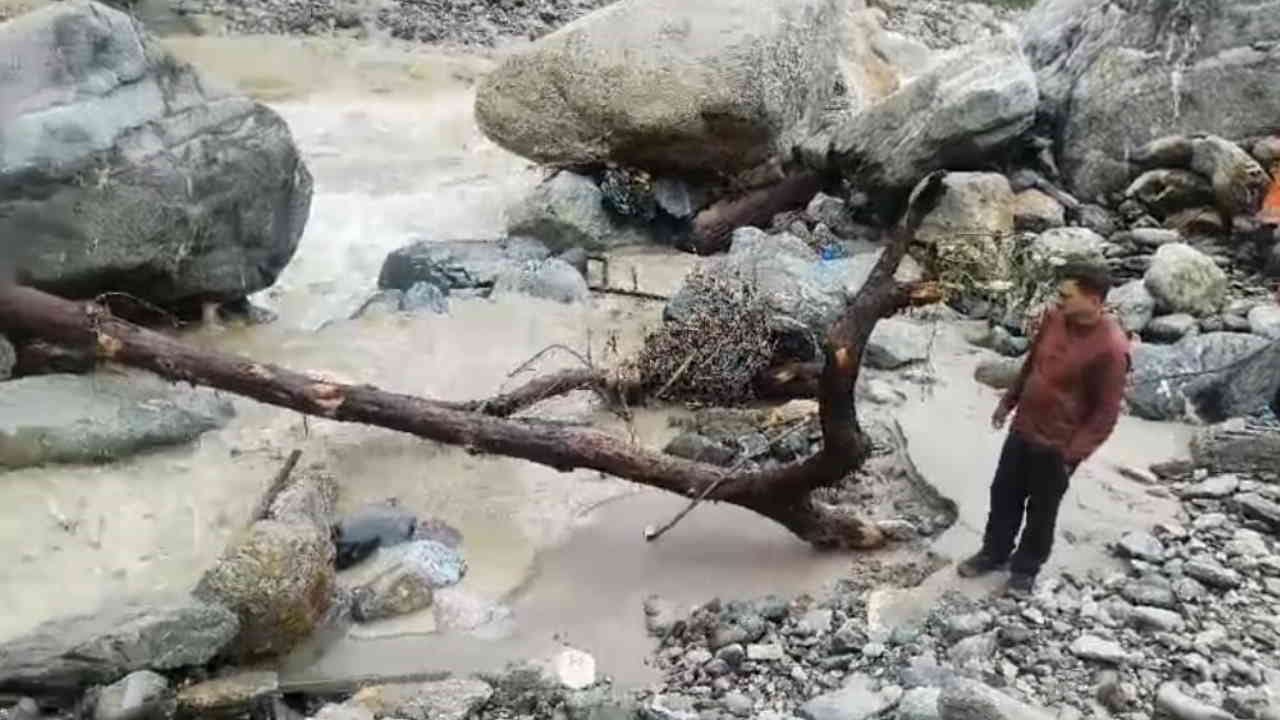Kedarnath Yatra 15 meter road washout in Gaurikund-Kedarnath walking route Chirbasa passengers stranded