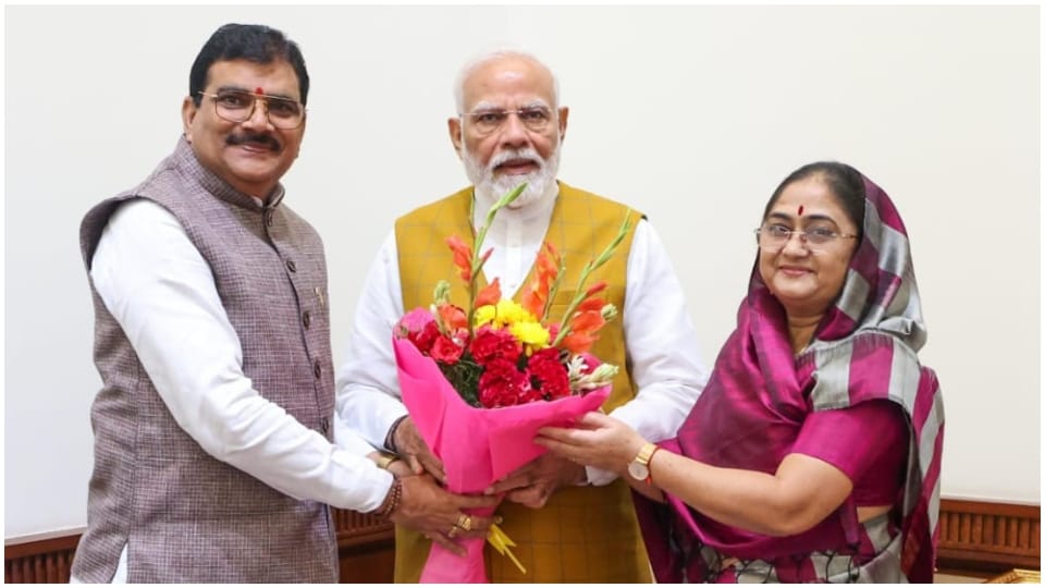 MP gyaneshvar Patil met PM Modi, presented Narmadaeshwar Shivling