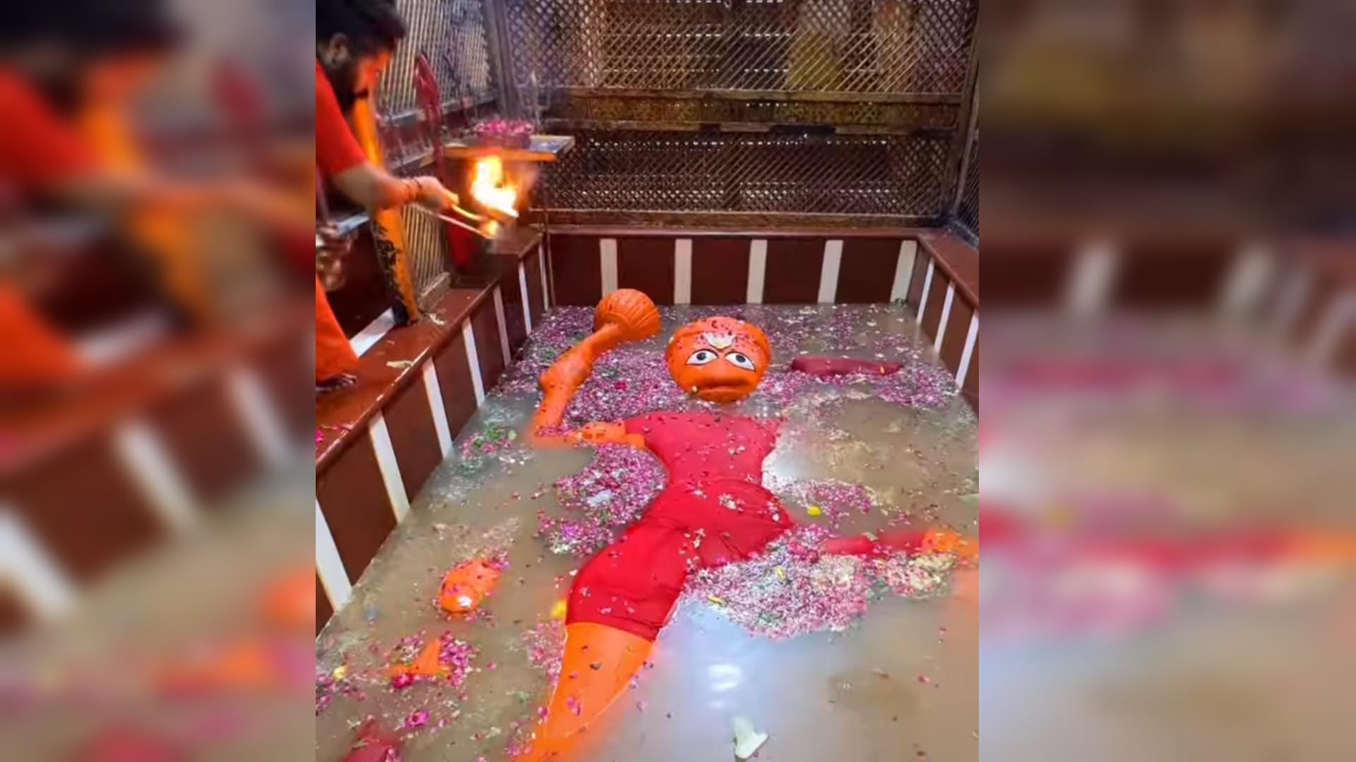 Maa Ganga entered the Bade Hanuman temple, echoes of Har Har Mahadev and Jai Maa Ganga echoed.