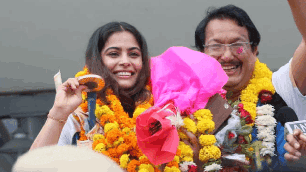Manu Bhaker was given a grand welcome at Delhi airport with drums on her return to India See Photo