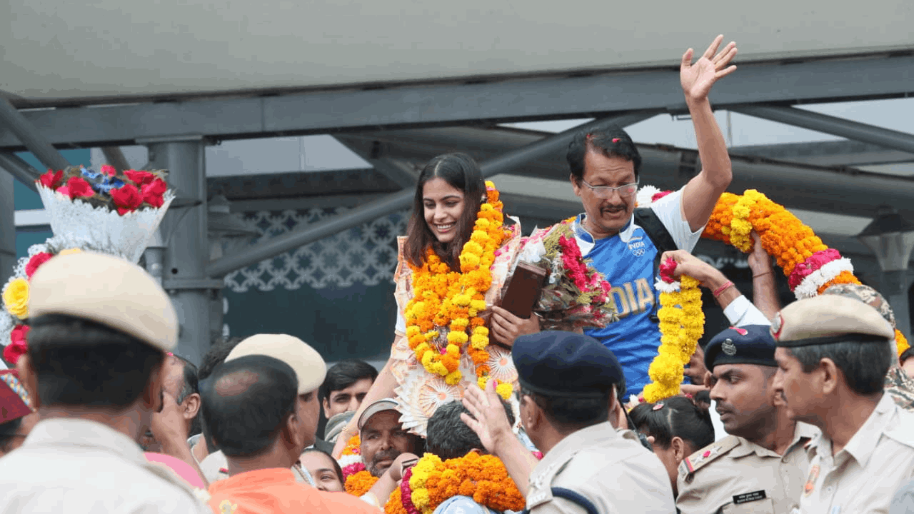 Manu Bhaker was given a grand welcome at Delhi airport with drums on her return to India See Photo