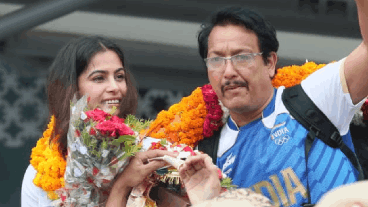 Manu Bhaker was given a grand welcome at Delhi airport with drums on her return to India See Photo