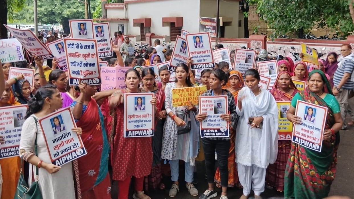 Sloganeering against DM-CP in Varanasi Demand for CBI investigation in the case of missing teenager