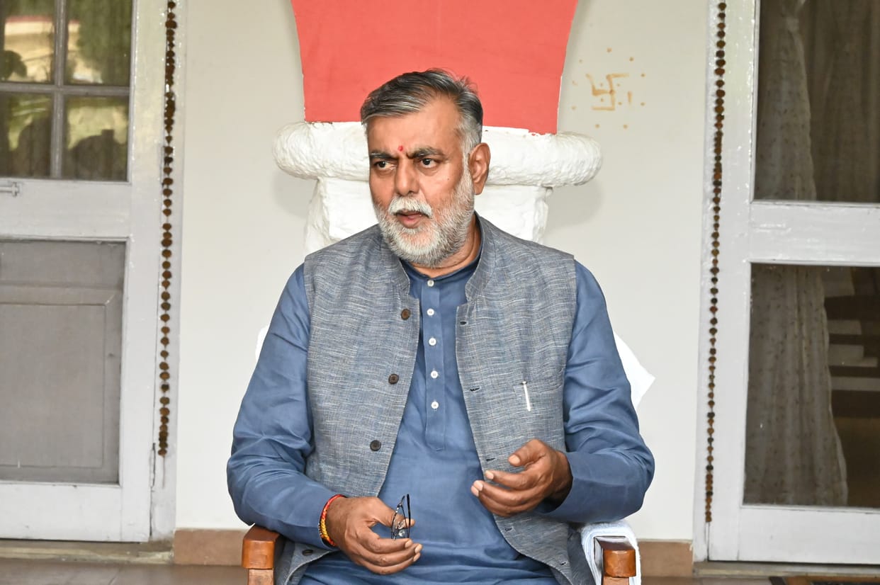 Minister Pehlad Patel reprimanded officials in Shivpuri Video of him using abusive language goes viral