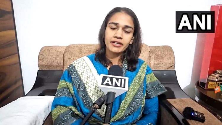 Paris Olympics: बबीता फोगाट ने पहलवान विनेश को दी बधाई, गीता बोलीं- जमाना झुकता है, बस झुकाने का जुनून चाहिए