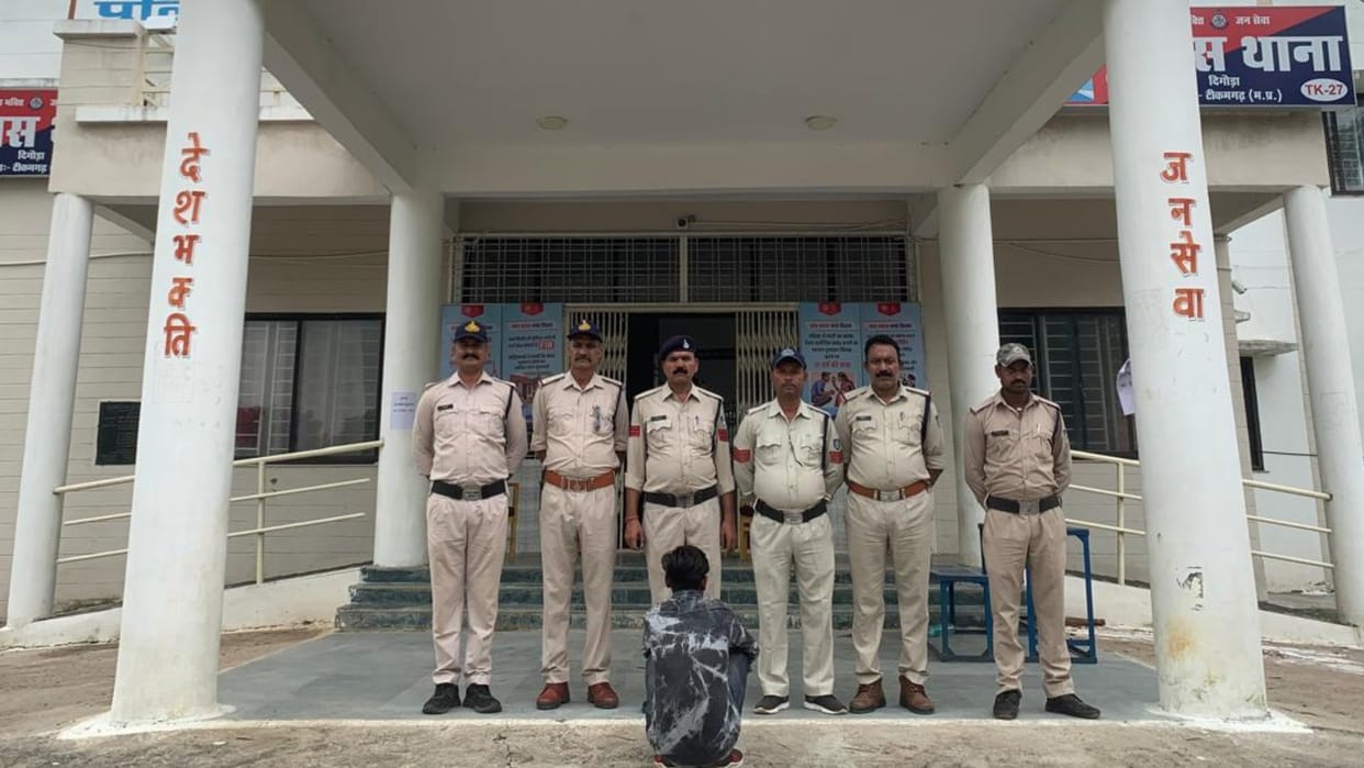 Police arrested the accused with a bounty of Rs 5000