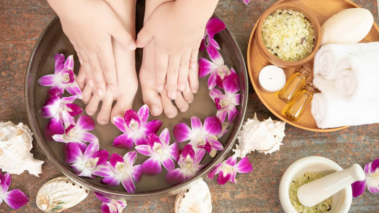 Pedicure Benefits In Monsoon in hindi ghar par Pedicure kaise karein
