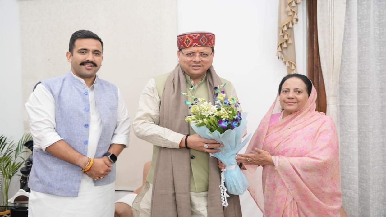 Pratibha and Vikramaditya Singh met Uttarakhand CM Pushkar Singh Dhami in Dehradun