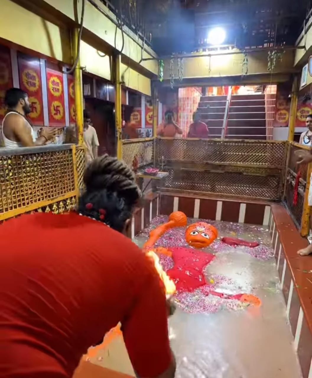 Maa Ganga entered the Bade Hanuman temple, echoes of Har Har Mahadev and Jai Maa Ganga echoed.