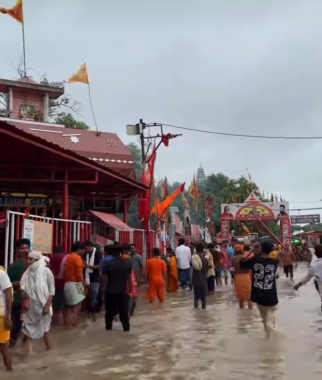 Maa Ganga entered the Bade Hanuman temple, echoes of Har Har Mahadev and Jai Maa Ganga echoed.