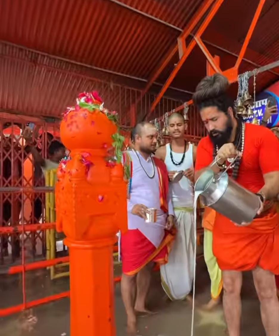 Maa Ganga entered the Bade Hanuman temple, echoes of Har Har Mahadev and Jai Maa Ganga echoed.