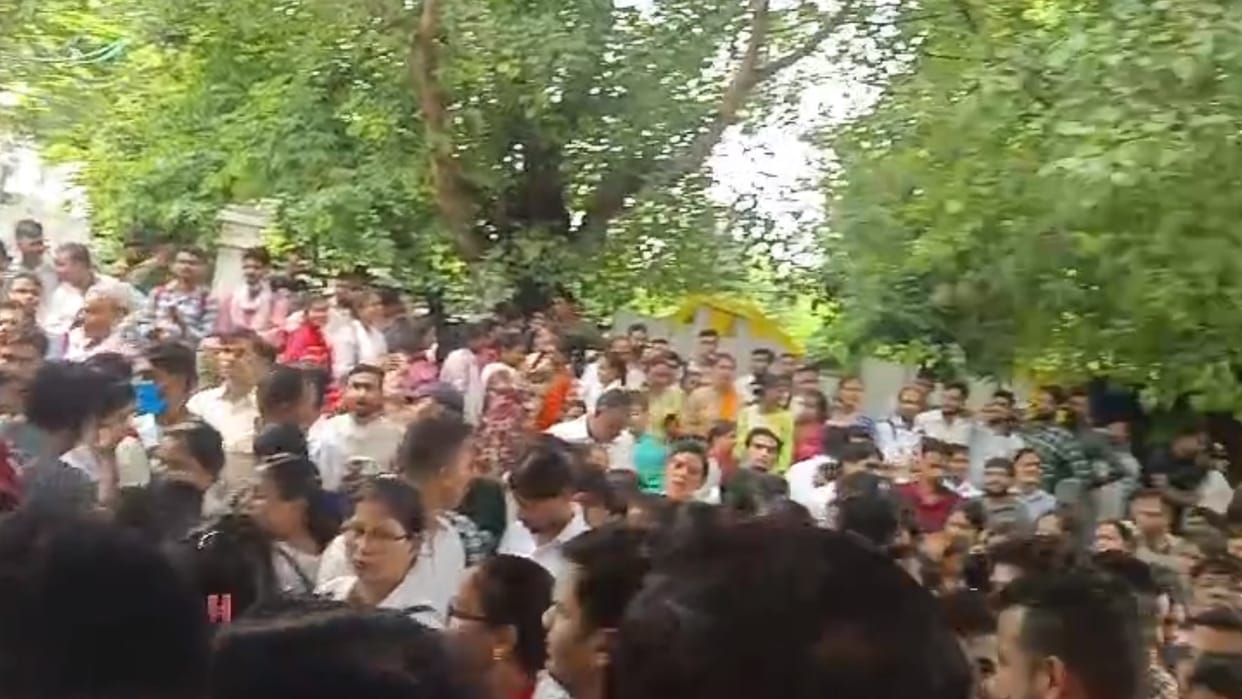 Lucknow: NHM employees protest in front of Nideshak office.