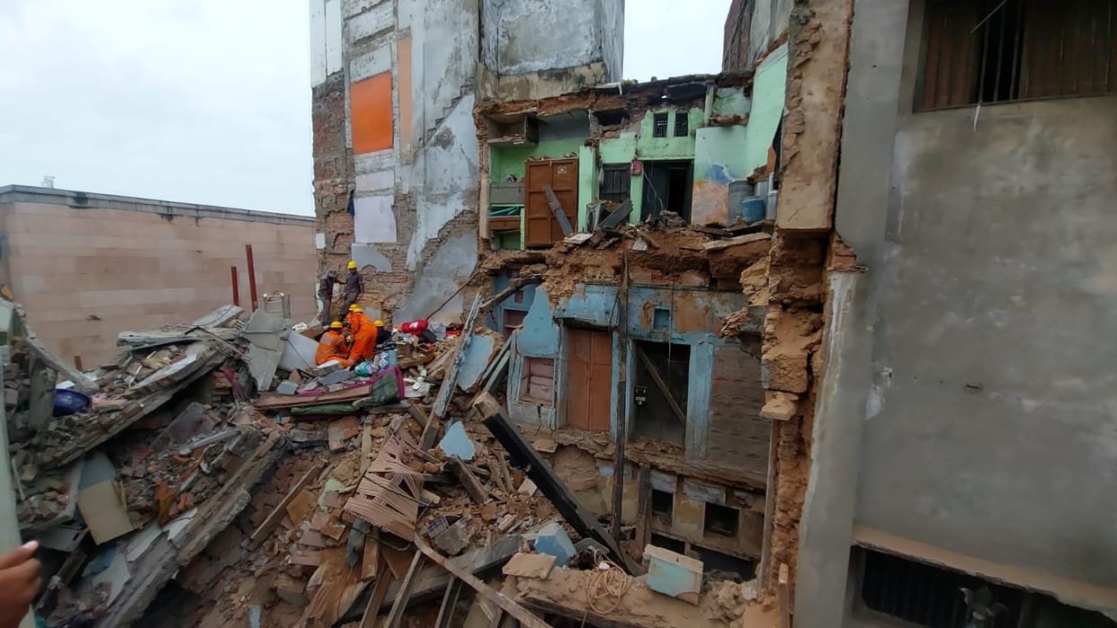 four hundred dilapidated houses in varanasi 143 near Vishwanath temple Notice pasted at night