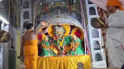 Karauli: Crowd gathered to see the carousel on Hariyali Teej, devotees reached Madanmohan temple amid drizzle