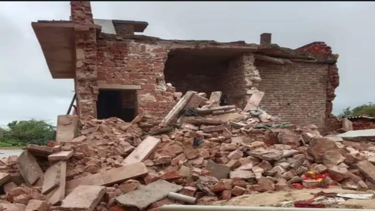 Nagaur: A part of the house collapsed due to rain, one of the two children playing with the grandmother died
