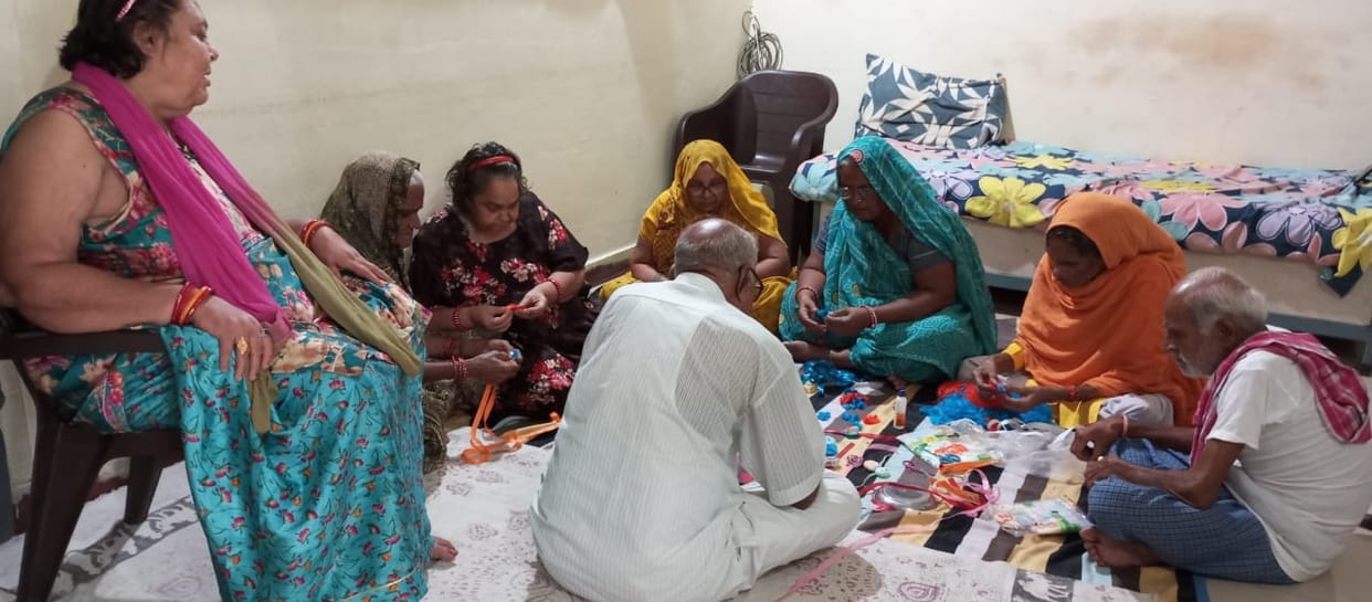 Elders of old age home are preparing Rakhi for soldiers in sehore