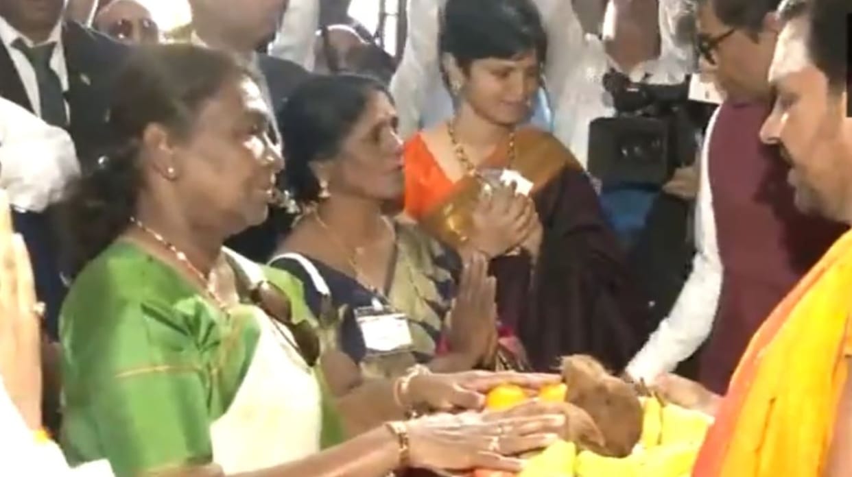 President Murmu offers prayers at Sri Siva Subramaniya Swami temple in Nadi, Fiji