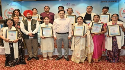 Kumaon Commissioner Deepak Rawat honored teachers in rudrapur