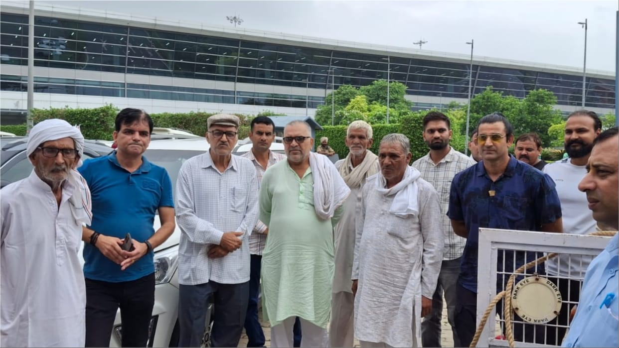 Olympics: Gram Panchayat Goriya welcomed Manu at the airport with his family