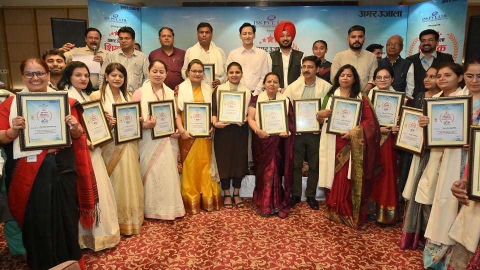 Kumaon Commissioner Deepak Rawat honored teachers in rudrapur