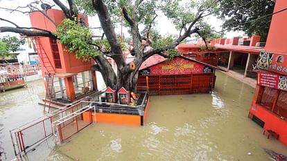 Prayagraj : मां गंगा ने बड़े हनुमान मंदिर में किया प्रवेश, हर-हर महादेव और जय मां गंगा के गूंजे जयकारे Maa Ganga entered the Bade Hanuman temple, echoes of Har Har Mahadev and Jai Maa Ganga echoed.