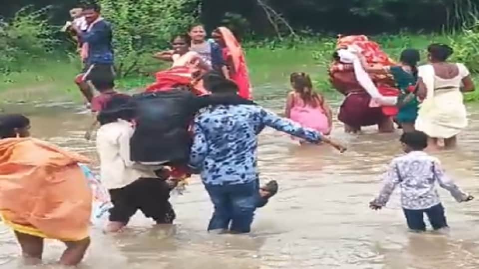 दुल्हा-दुल्हन को गोद में उठा कर पार कराया नाला