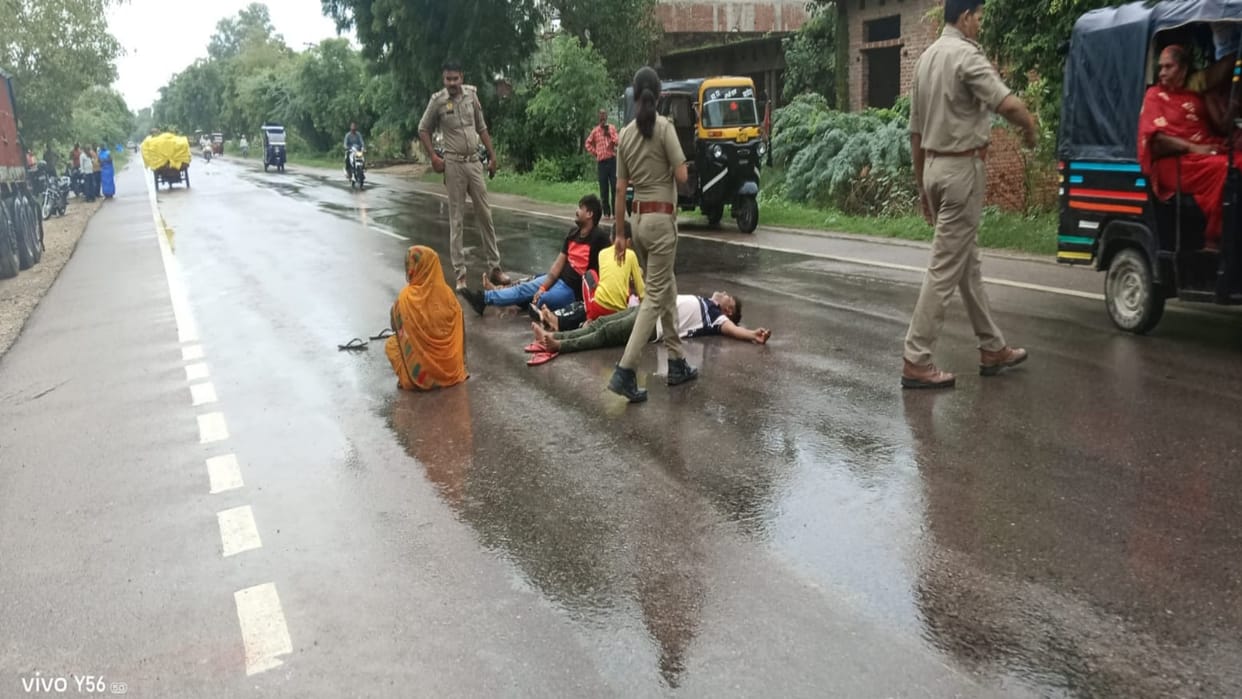 On not getting justice, the family protested by lying on the road in front of the police station, also complai