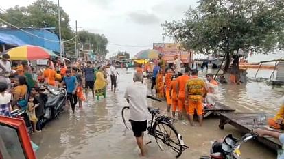 Prayagraj Flood: Ganga-Yamuna in spate in Prayagraj, water entered many villages, forces engaged in relief and