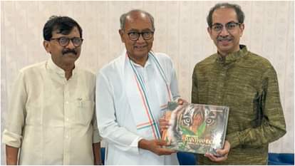 कांग्रेस नेता दिग्विजय सिंह से मुलाकात करते शिवसेना प्रमुख उद्धव ठाकरे और सांसद संजय राउत।