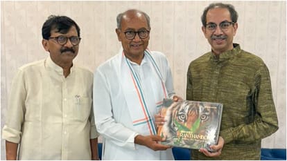 कांग्रेस नेता दिग्विजय सिंह से मुलाकात करते शिवसेना प्रमुख उद्धव ठाकरे और सांसद संजय राउत।