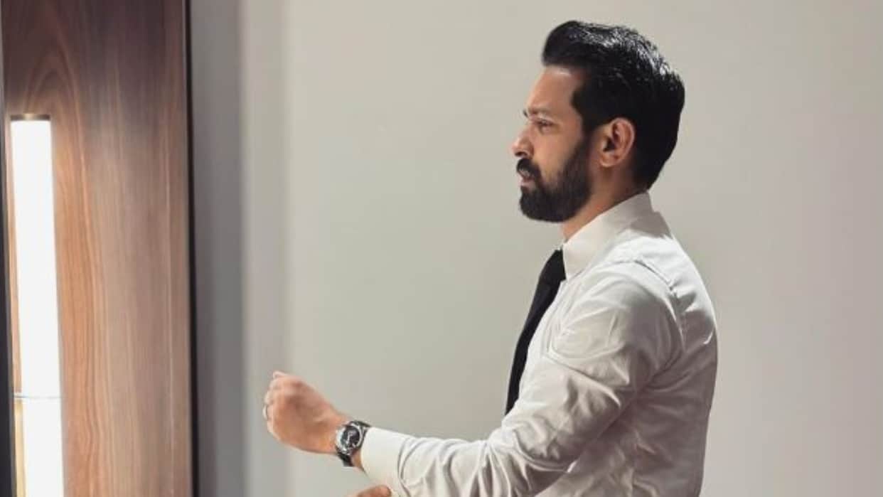 When he paid the hotel bill Vikrant Massey sold his phone shared interesting story