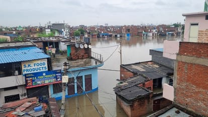 460 people left their homes after rain in Rudrapur