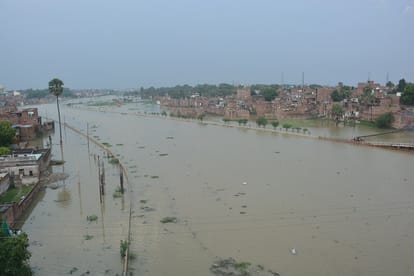 Ganga water level reached 68 meters in varanasi flood water entered low lying areas
