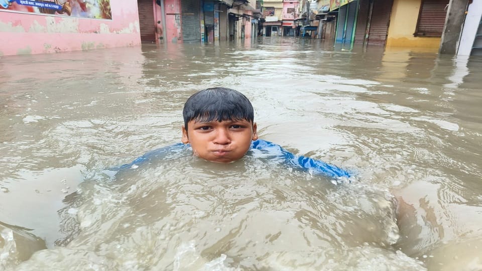 460 people left their homes after rain in Rudrapur