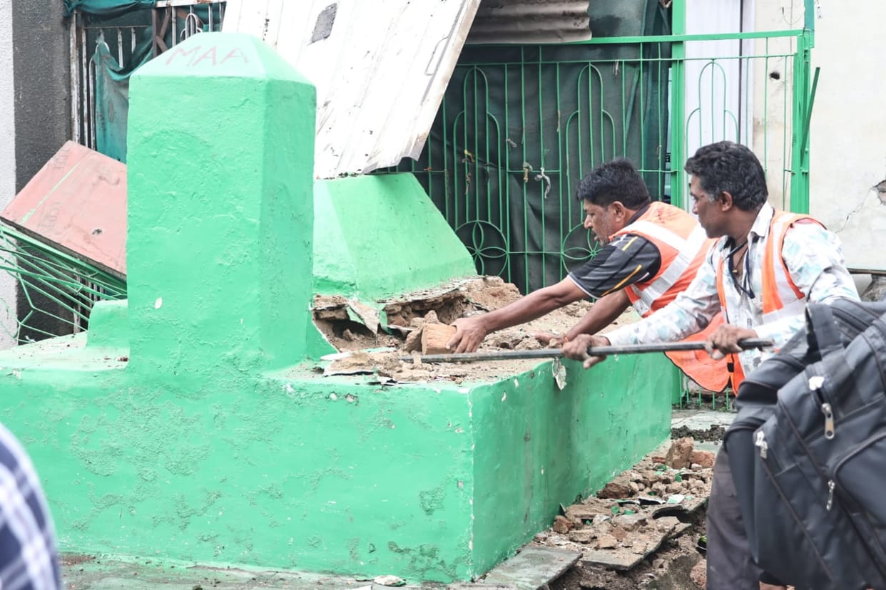 Indore: Dargah shift became a hindrance on the road in Indore, this work was done in heavy police presence