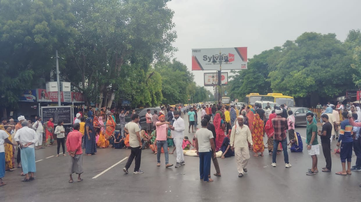 Girl injured died due to Scorpio accident during treatment traffic jam by family in varanasi