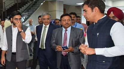 J&K Election: श्रीनगर में चुनाव आयोग की टीम कर रही विधानसभा चुनाव तैयारियों की समीक्षा, राजनीतिक दलों संग बैठक Election Commission of India delegation at Srinagar to review poll preparedness in Jammu and Kashmir