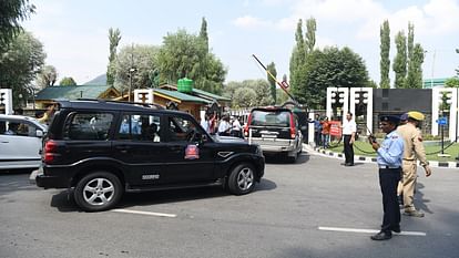 J&K Election: श्रीनगर में चुनाव आयोग की टीम कर रही विधानसभा चुनाव तैयारियों की समीक्षा, राजनीतिक दलों संग बैठक Election Commission of India delegation at Srinagar to review poll preparedness in Jammu and Kashmir
