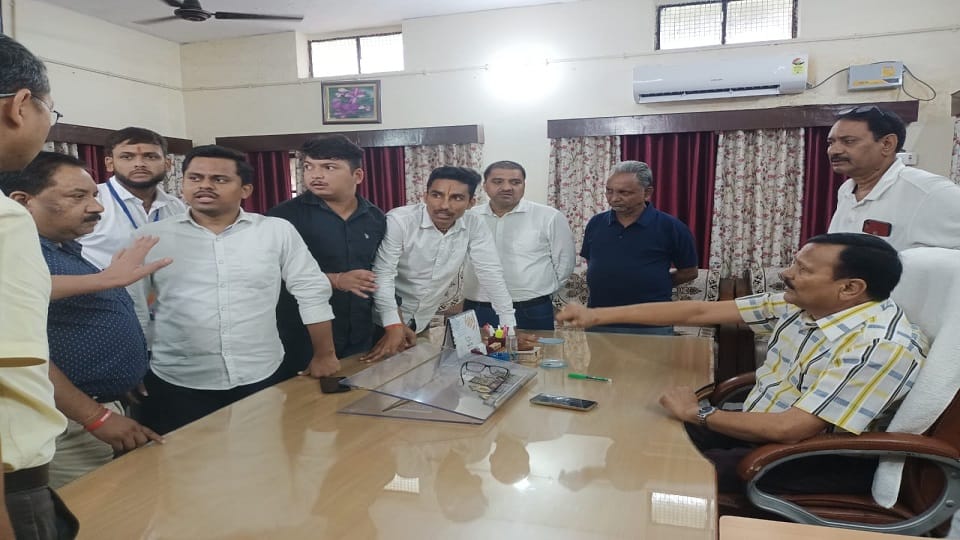 Clash between students and principal in MBPG College Haldwani