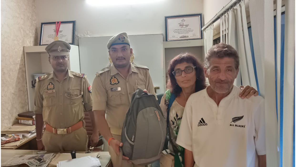 Gorakhpur Cantt Police returns lost bag to Spanish couple