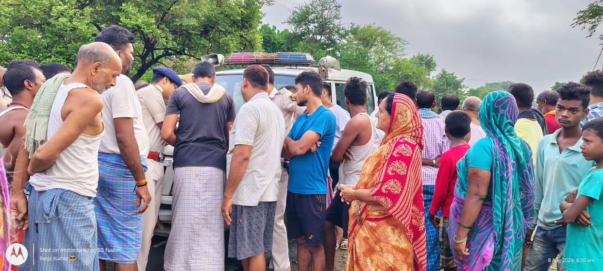 Bihar News: Uncontrolled truck ran away after crushing a woman in munger