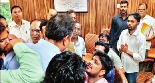 ABVP workers ruckus in Municipal Commissioners office, report against 30 including organization minister