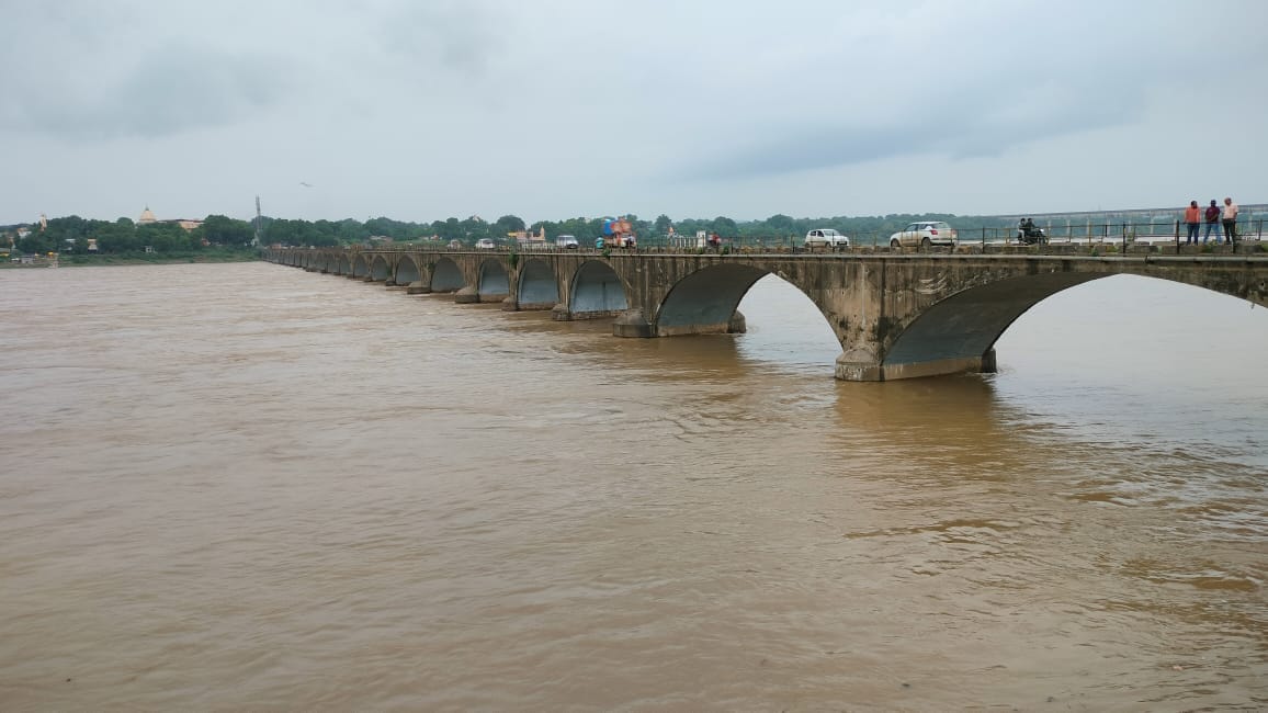 young man jumped into Gomti river from concrete bridge in Lucknow police is searching for him
