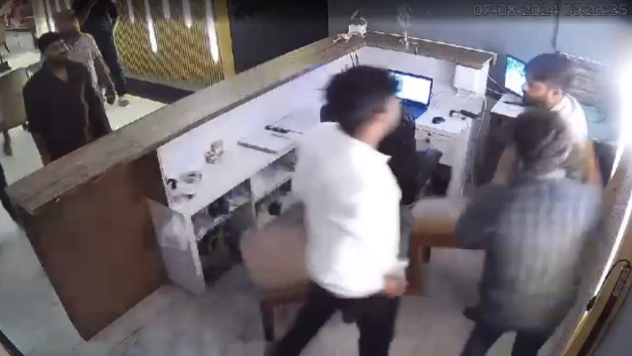 A restaurent waiter attacked in Lucknow by goons on asking for bills.