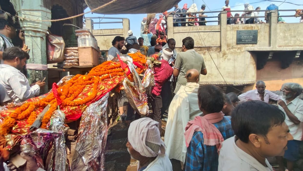 cremation site at Manikarnika and Harishchandra Ghat has been changed crowds are being stopped